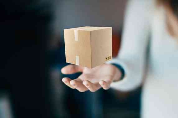 Hand mit kleinem Paket